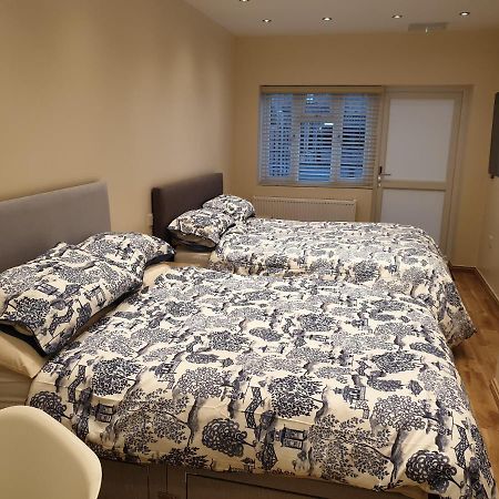 London Luxury Apartments 3 Bedroom Sleeps 8 With 3 Bathrooms 4 Mins Walk To Tube Free Parking Ілфорд Екстер'єр фото