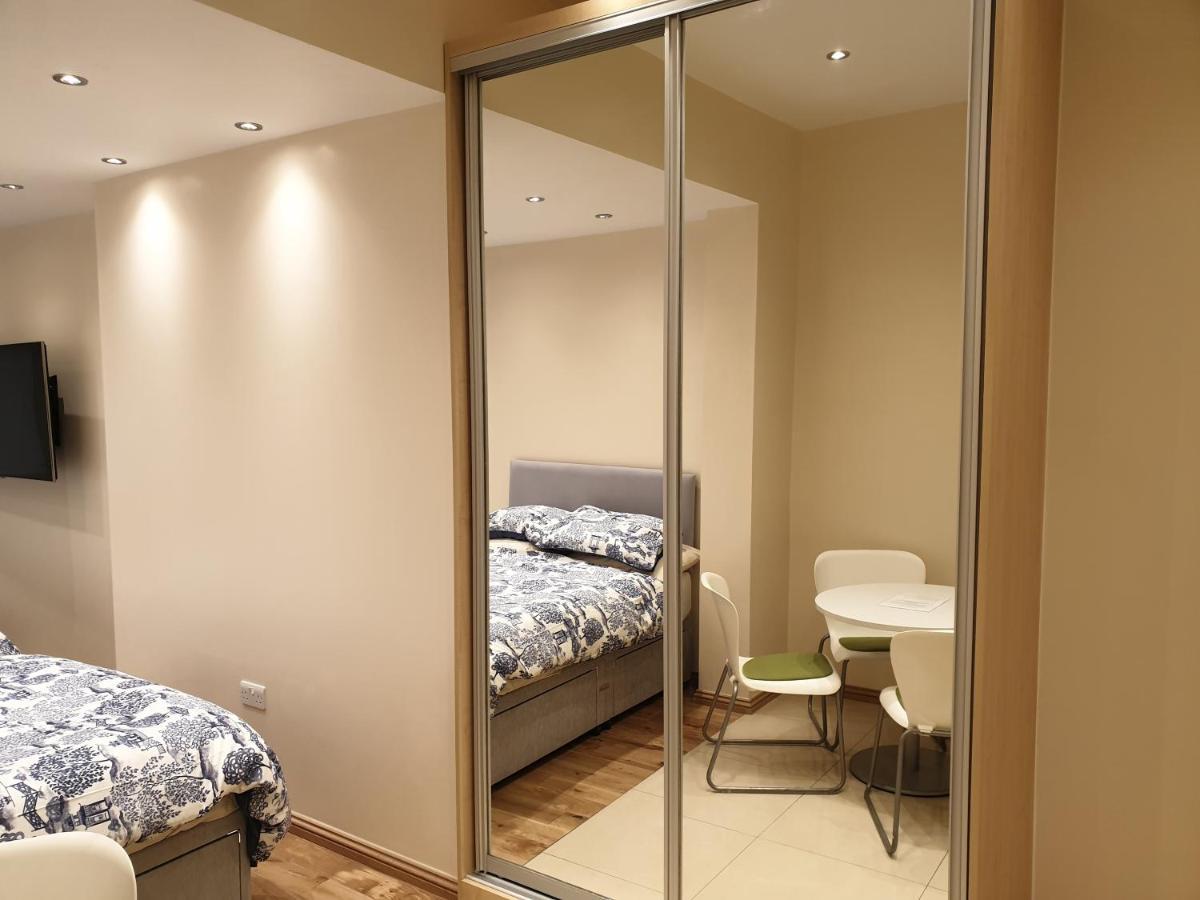 London Luxury Apartments 3 Bedroom Sleeps 8 With 3 Bathrooms 4 Mins Walk To Tube Free Parking Ілфорд Екстер'єр фото
