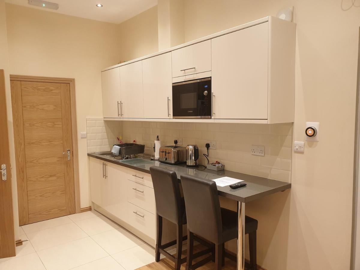 London Luxury Apartments 3 Bedroom Sleeps 8 With 3 Bathrooms 4 Mins Walk To Tube Free Parking Ілфорд Екстер'єр фото