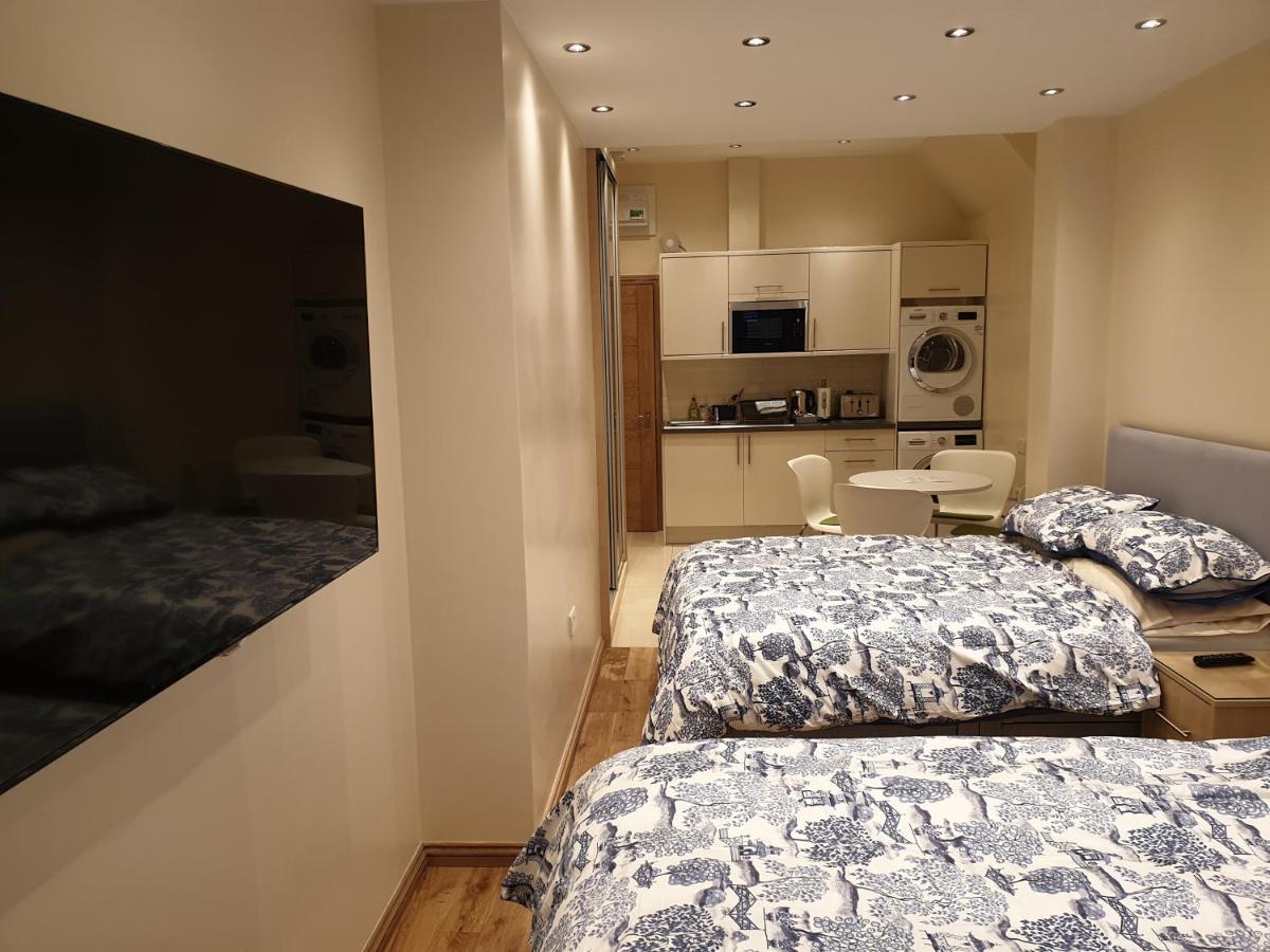 London Luxury Apartments 3 Bedroom Sleeps 8 With 3 Bathrooms 4 Mins Walk To Tube Free Parking Ілфорд Екстер'єр фото