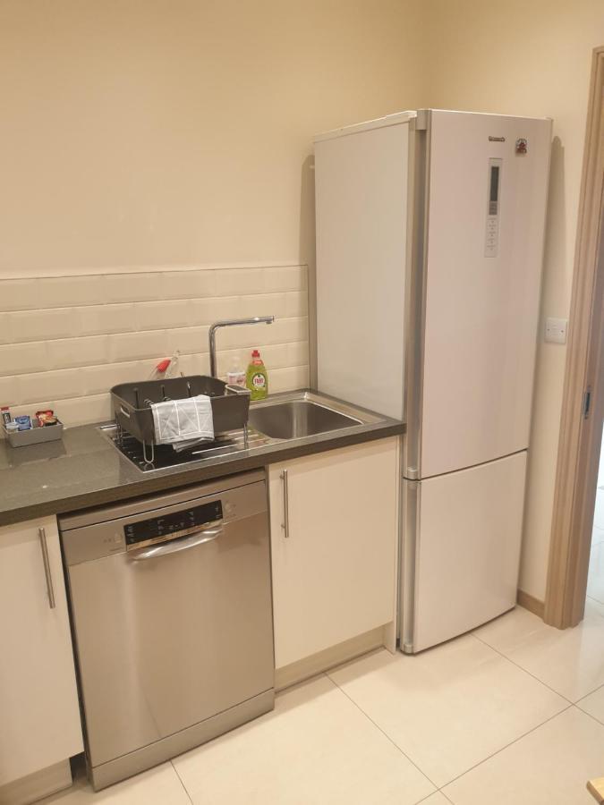 London Luxury Apartments 3 Bedroom Sleeps 8 With 3 Bathrooms 4 Mins Walk To Tube Free Parking Ілфорд Екстер'єр фото