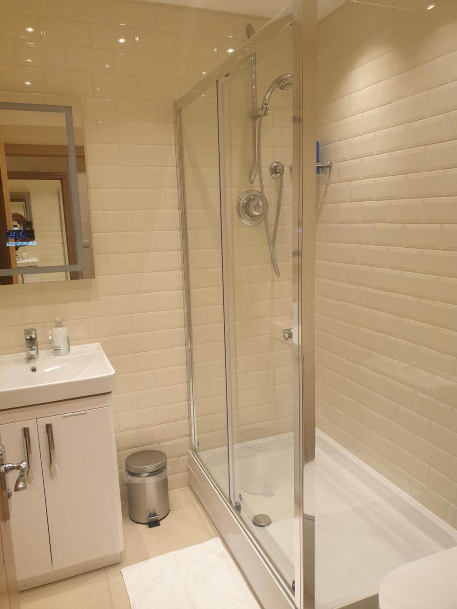 London Luxury Apartments 3 Bedroom Sleeps 8 With 3 Bathrooms 4 Mins Walk To Tube Free Parking Ілфорд Екстер'єр фото