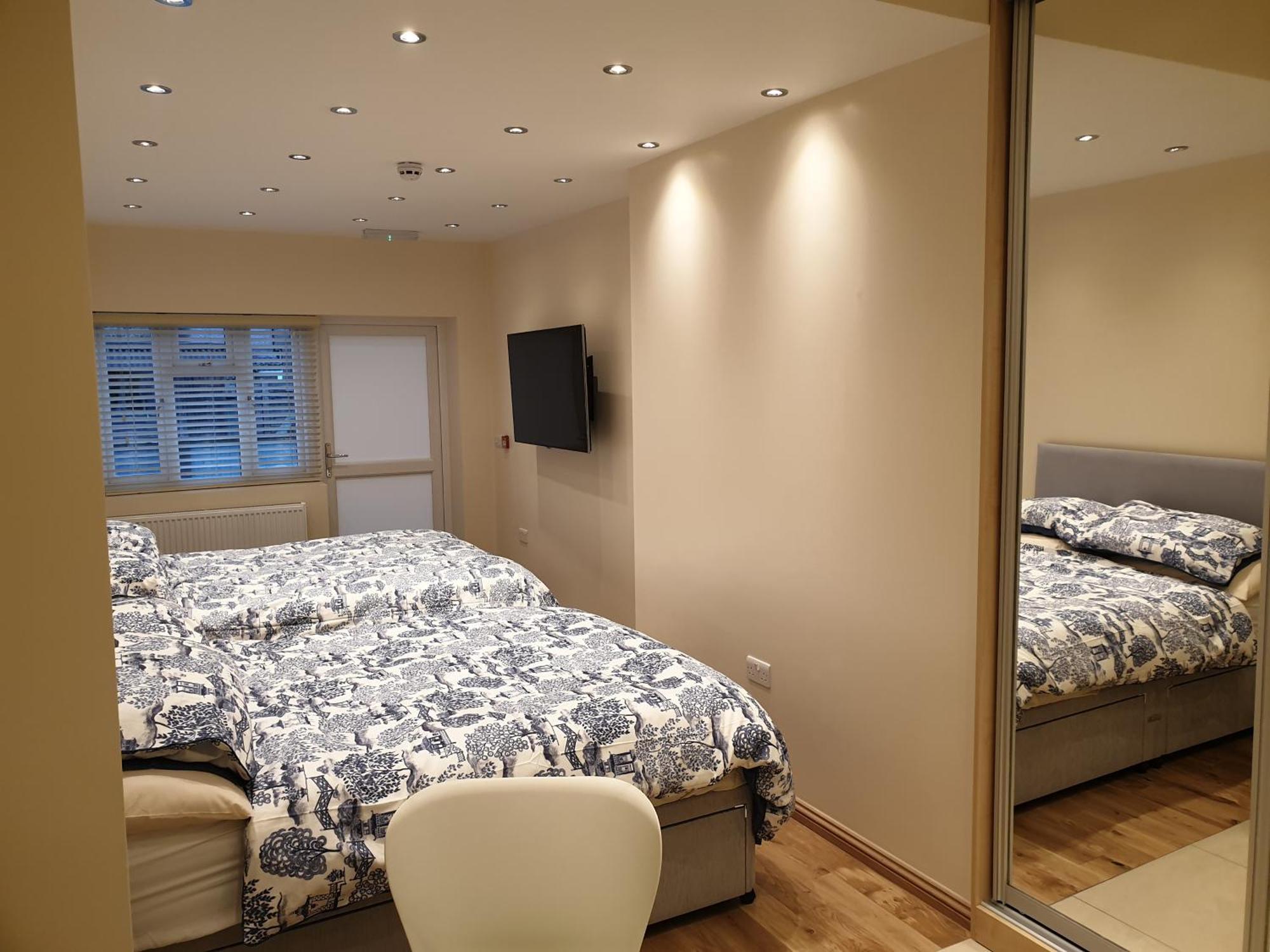 London Luxury Apartments 3 Bedroom Sleeps 8 With 3 Bathrooms 4 Mins Walk To Tube Free Parking Ілфорд Екстер'єр фото